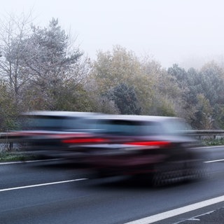 Autos fahren auf der Autobahn - unscharf. Symbolbild für Radfahrerin fährt bei Heuchelheim in der Pfalz auf der linken Spur der Autobahn