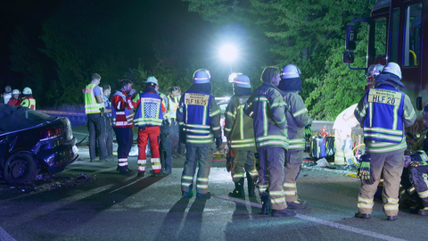 Falschfahrerin auf B9 verursacht schweren Unfall: Drei Tote 