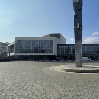 Der Theaterplatz vor dem Pfalzbau in Ludwigshafen. Hier will die Stadt in Zukunft gegen Versiegelung vorgehen.