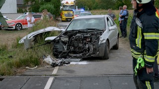 Zwischen Frankenthal und Flomersheim ist ein Auto mit einem Zug zusammengestoßen