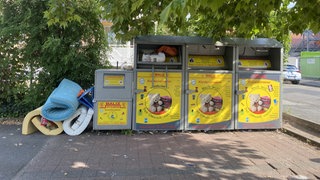 Altkleider-Container der bayerischen Textilrecycling Firma Wittmann, die noch in der Pfalz Altkleider sammelt.