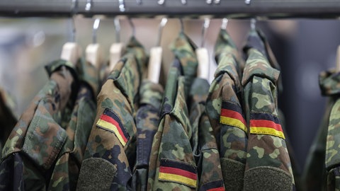 Symbolbild von Bundeswehr-Jacken: Ein neues Gesetz zum Wehrdienst soll bald kommen. Das sagen Schülerinnen und Schüler aus Ludwigshafen dazu.