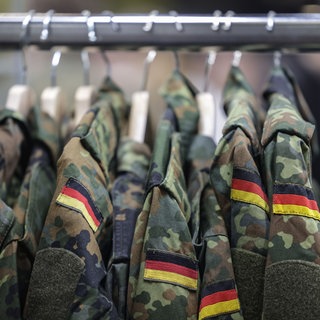 Symbolbild von Bundeswehr-Jacken: Ein neues Gesetz zum Wehrdienst soll bald kommen. Das sagen Schülerinnen und Schüler aus Ludwigshafen dazu.