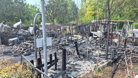 Ausgebrannte Wohnwagen auf einem Campingplatz in Otterstadt. Bei dem Brand entstand ein Schaden von mehr als 100.000 Euro.