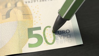 Ein 5-Euro-Schein wird zu einem 50-Euro-Schein gefälscht (Symbolbild). Die Polizei hat in Mutterstadt einen mutmaßlichen Geldfälscher gefasst.