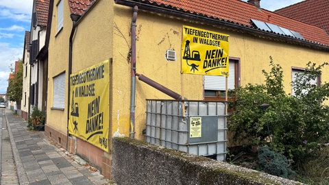 Hauswand mit Plakat gegen Geothermie in Waldsee