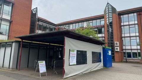 Das Kreishaus Südliche Weinstraße hat für Besucher einen neuen Zugangsbereich