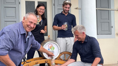 Von links nach rechts. Wurstmarktwinzermeister Helmut Darting, Bürgermeisterin Natalie Bauernschmitt, Weinprinz Rani I und Wurstmarktmeister Marcus Brill.