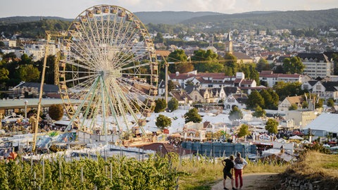 Das Riesenrad und weitere Fahrgeschäfte auf dem Wurstmarkt in Bad Dürkheim. Das größte Weinfest der Welt geht vom 12. bis zum 22. September 2025