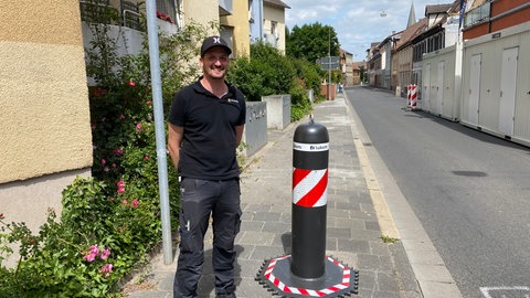 Christoph Häusl aus der Staatskanzlei war für das Sicherheitskonzept auf dem Rheinland-Pfalz-Tag in Neustadt verantwortlich. Diesen Absperrpoller hatte er von der Stadt Ludwigshafen ausgeliehen.