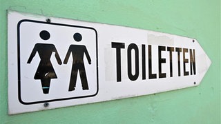 Schild von Toiletten. In Frankenthal wird an einem Gymnasium das Klo überwacht.