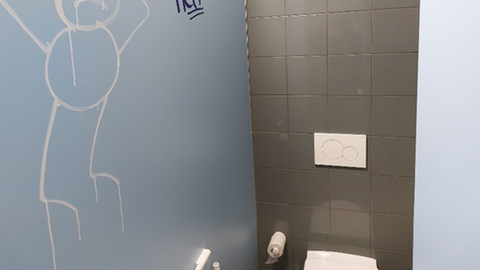 Ein Klo im Karolinen-Gymnasium in Frankenthal. Das Klo wurde in letzter Zeit so oft beschmiert, dass die Schule nun Videoüberwachung einsetzt. 