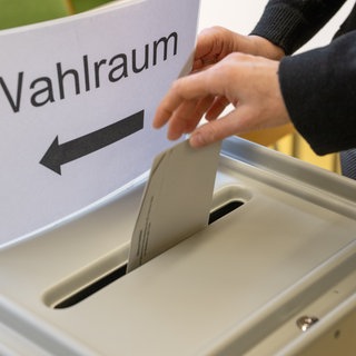 Wahlzettel wird in Wahlurne eingeworfen in Ludwigshafen 