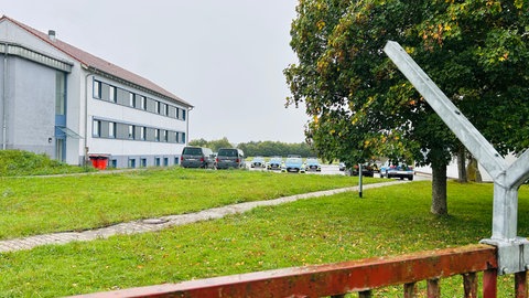 In der Aufnahmeeinrichtung für Asylbegehrende in Kusel wurden zwei Menschen mit einem Messer schwer verletzt. Die Polizei ermittelt.