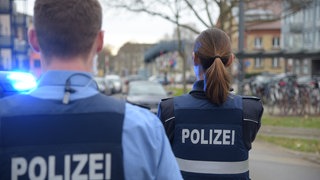 Polizisten mit Schutzweste 