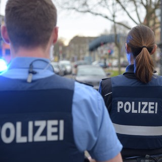 Polizisten mit Schutzweste 