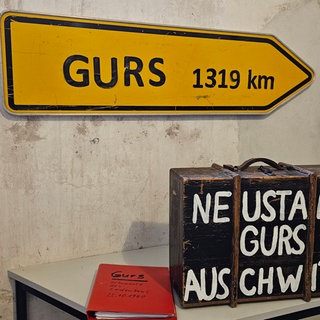 Deportation nach Gurs: In der Pfalz gibt es viele Gedenkstätten, wie diese, an denen an das Schicksal der nach Südfrankreich verbrachten Jüdinnen und Juden erinnert wird. Der gepackte Koffer mit Ortsnamen zeigt den Deporationsweg.