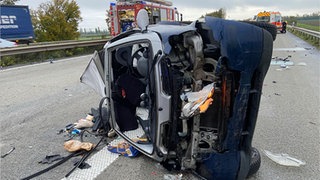 Verunglücktes Auto auf der A61: Bei einem Unfall auf der A61 zwischen dem Autobahnkreuz Frankenthal und dem Autobahnkreuz Ludwigshafen wurde eine Frau schwer verletzt.