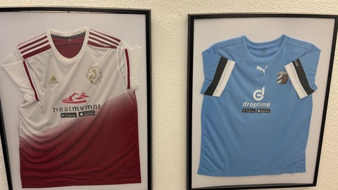 Fußballtrikots von Vereinen aus Maikammer und Mußbach, gesponsert vom Start-up. 