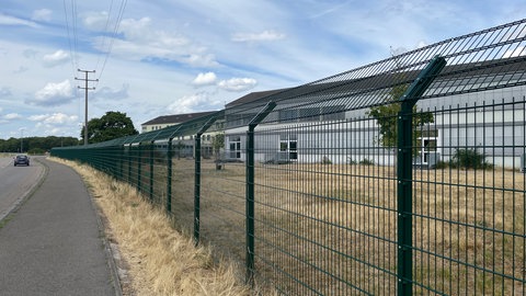 Das Gelände der ehemaligen Kurpfalz-Kaserne in Speyer von außen.