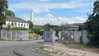 Das Gelände der ehemaligen Kurpfalz-Kaserne in Speyer von außen.