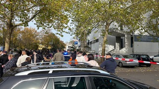 Wartende Eltern vor der Absperrung. An einer Schule in Mundenheim soll ein Mann mit einem Messer unterwegs gewesen sein. 