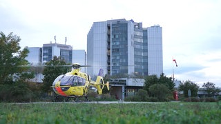 Ein Hubschrauber landet vor der BG Unfallklink in Ludwigshafen. Könnten dort im Kriegsfall auch viele Verletzte behandelt werden?
