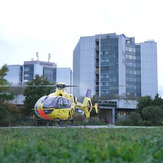 Ein Hubschrauber landet vor der BG Unfallklink in Ludwigshafen. Könnten dort im Kriegsfall auch viele Verletzte behandelt werden?
