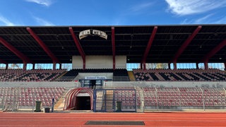 Südweststadion Ludwigshafen vor der Tribüne  