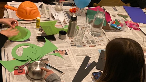 Charlotte Tempel, Sprecherin von Fridays for Future Landau beim Basteln von Laternen.