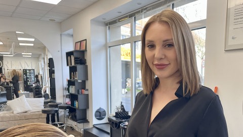Friseurmeisterin Jessica Kihm in ihrem Friseursalon in Ludwigshafen bei der Arbeit. Die 29-Jährige kann sich nicht über fehlenden Azubi-Nachwuchs beklagen.