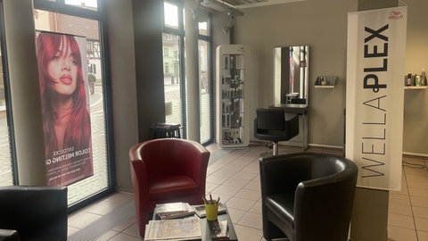 Ein Friseursalon in Kirchheimbolanden im Donnersbergkreis von innen. Der Friseurmeister, der den Salon betreibt, schließt den Salon nach 17 Jahren, weil kaum noch jemand eine Ausbildung zum Friseur macht.
