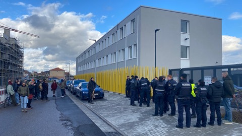 Rund 30 Menschen haben am Donnerstag die Polizeidirektion in Landau blockiert, um eine Abschiebung zu verhindern