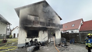 In einem Einfamilienhaus in Germersheim hat es gebrannt. Die Feuerwehr war mehrere Stunden mit Löscharbeiten beschäftigt.