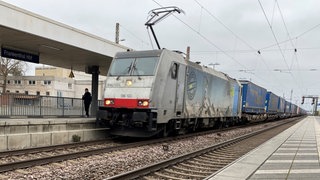 Die Bahn gibt ihren Plan auf, eine Güterzugstrecke in der Vorderpfalz zu bauen. Die Trasse soll rechtsrheinisch auf baden-württembergischen Gebiet verwirklicht werden.