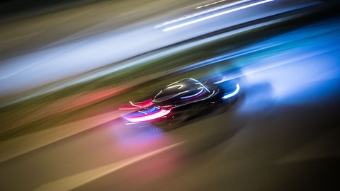 Ein Auto rast über eine Straße. Die Polizei hat am Montag einen Fahrer von Zell bis nach Montabaur verfolgt (Symbolbild).