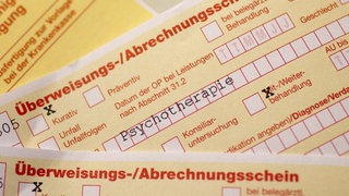 Auf einem Überweisungs-Abrechnungsschein eines Arztes in Berlin steht der Hinweis "Psychotherapie"
