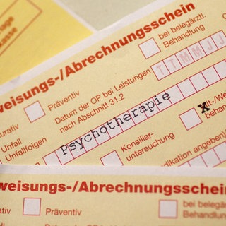 Auf einem Überweisungs-Abrechnungsschein eines Arztes in Berlin steht der Hinweis "Psychotherapie"