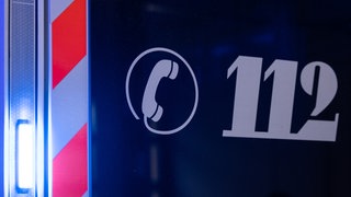 Die Notfallnummer 112 steht auf einem Rettungswagen (Symbolbild). 