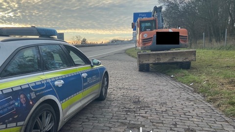 Dieser Bagger war mit Tempo 20 auf der A6 bei Grünstadt unterwegs.