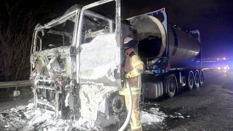Brennender Lkw auf A6 bei Laumersheim.