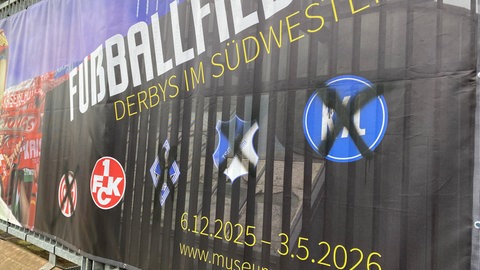 Schon vor der Eröffnung der Ausstellung "Fußballfieber" gab es einen Vandalismusschaden am Historischen Museum der Pfalz in Speyer. Unbekannte Täter haben am Werbeplakat alle Vereinslogos übermalt, bis auf das des 1. FC Kaiserslautern.