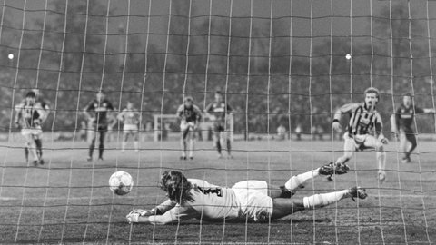 15. April 1987: In einem denkwürdigen Bundesligaspiel besiegte der SV Waldhof den 1. FC Kaiserslautern mit 4:3. Der Waldhof verschoss zwei Elfmeter. Hier pariert FCK-Torhüter Gerry Ehrmann einen Elfmeter von Fritz Walter.