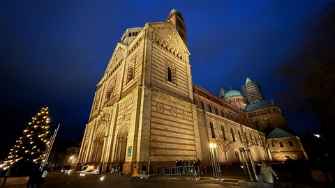 Der Dom in Speyer in der Nacht. Die Außenbeleuchtung war kaputt. Jetzt leuchtet der Dom wieder.