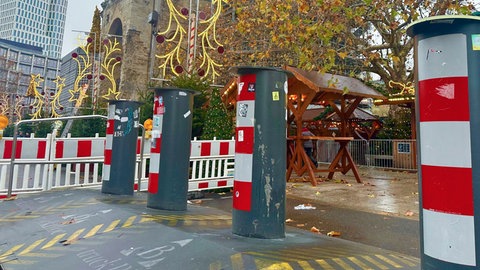 Poller vor einem Weihnachtsmarkt  