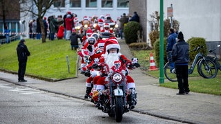 Auf dem Weihnachtsmarkt in Frankenthal wurden fünf Menschen verletzt, nachdem ein Motorradfahrer der "Riding Santas" gestürzt war.
