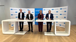 Der Vorstand des Chemiekonzerns BASF in Ludwigshafen unterzeichnet die Standortvereinbarung. Sie schließt betriebsbedingte Kündigungen bis Ende 2028 aus.