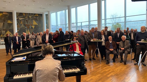 Ludwigshafens Oberbürgermeisterin Jutta Steinruck (parteilos) wird mit einem Festakt verabschiedet. Ihr Nachfolger Klaus Blettner (CDU) übernimmt das Amt im Januar. Er hat seine Ernnenungsurkunde bekommen.