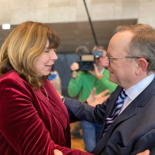 Ludwigshafens Oberbürgermeisterin Jutta Steinruck (parteilos) wird mit einem Festakt verabschiedet. Ihr Nachfolger Klaus Blettner (CDU) übernimmt das Amt im Januar. Er hat seine Ernnenungsurkunde bekommen.