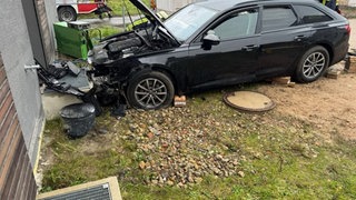 Ein 61-jähriger Mann hat in Hochdorf-Assenheim (Rhein-Pfalz-Kreis) die Kontrolle über sein Auto verloren und hat mehrere Unfälle gebaut